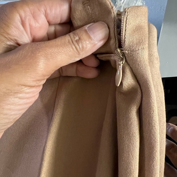 TALL GIRL TAN/ CARMEL TROUSERS IN A SIZE 7… 14” WAIST… 35” INSEAM… 11” RISE. - Picture 10 of 12